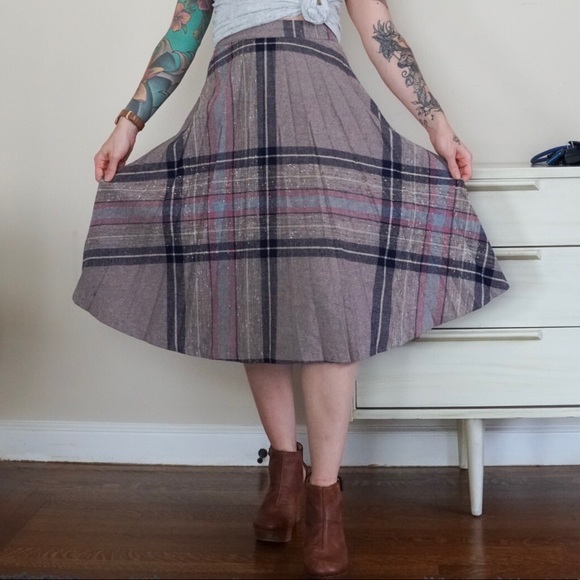 *Perfect for fall* Vintage plaid pleated skirt - Picture 2 of 7